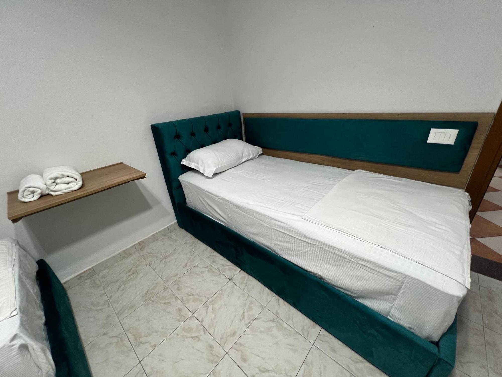 Sisterhood Hostel-Female Only 티라나 외부 사진
